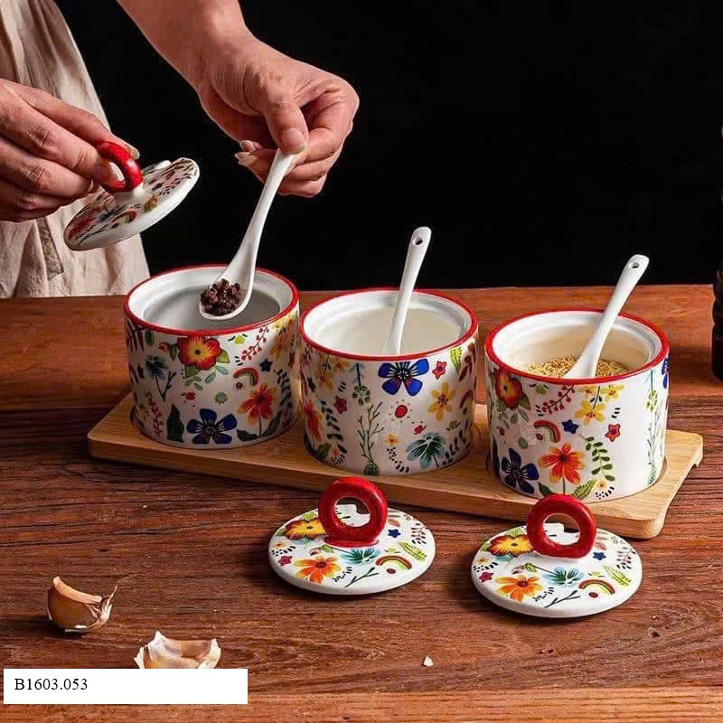 SET 3 HŨ ĐỰNG GIA VỊ HOẠ TIẾT Sỉ 170k/ 1 sét 3 hũ như hình ( không gồm khay)