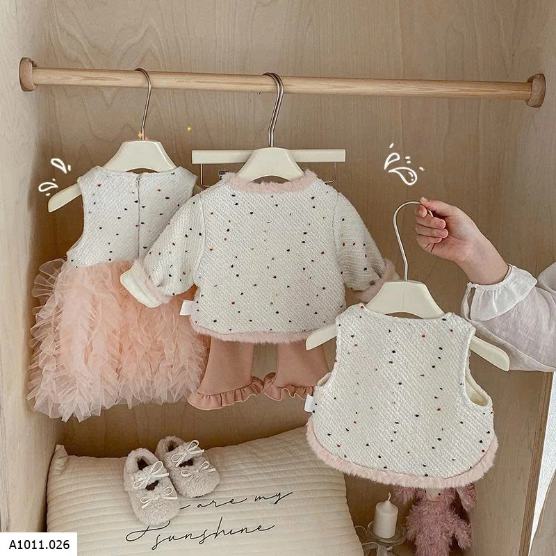 SET ĐỒ BÉ GÁI QCCC   Giá sỉ áo khoác : 196k gile 142k Váy 220k Quần: 114k 