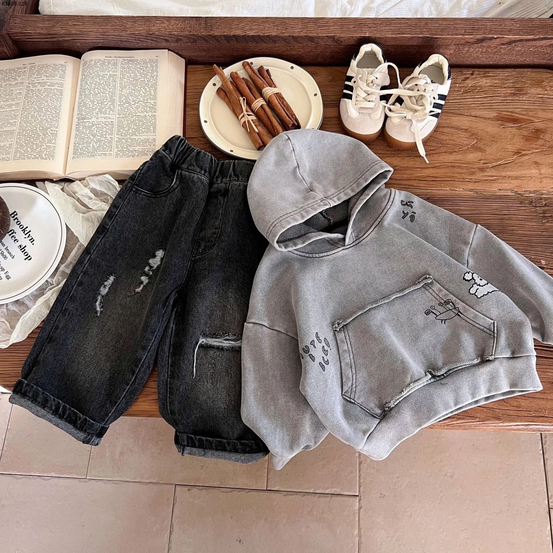 áo hoodie mix quần jean Si  áo 196k. quần 164k 