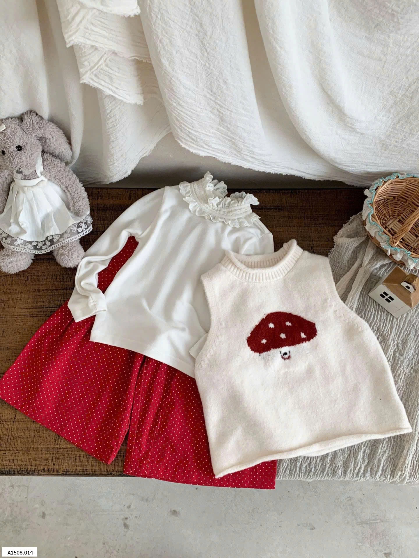 ÁO GILE LEN PHỐI QUẦN CHẤM BI ĐỎ Giá sỉ giá Áo gile: 130k  Áo thu đông: 130k  Quần: 142k 