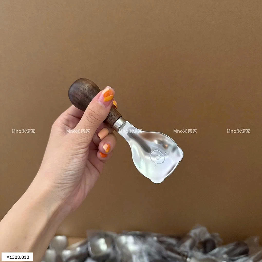 THÌA ĂN MINO'S HÌNH GẤU TAY CẦM GỖ Giá sỉ 34k