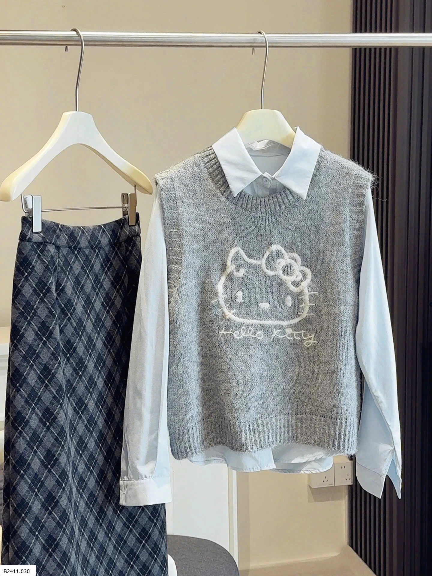 ÁO CHẤM BI VIỀN BÈO CHO NỮ  Giá sỉ 130k