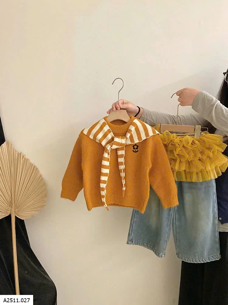 SET ÁO KHĂN QUÀNG PHỐI QUẦN JEANS  Giá sỉ Áo kèm khăn: 246k  Quần phối rèm: 246k 