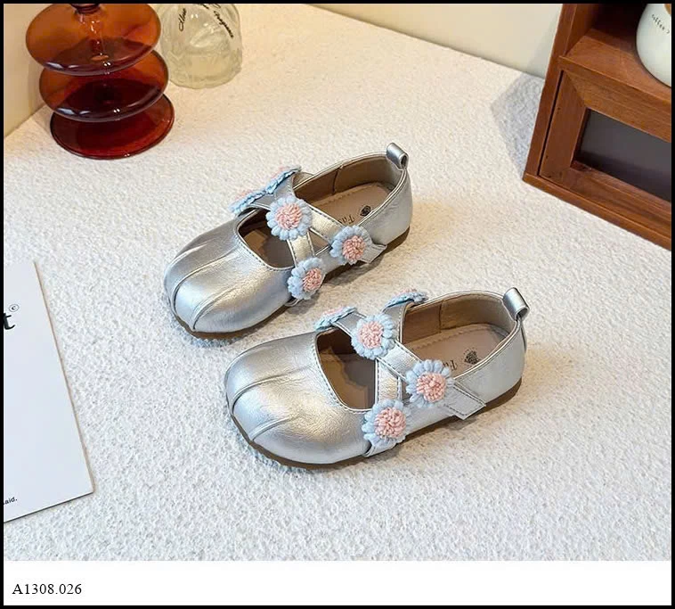 GIÀY BÚP BÊ QUAI CHÉO GẮN HOA   Giá sỉ sz 22-26: 130k sz 27-31: 139k 