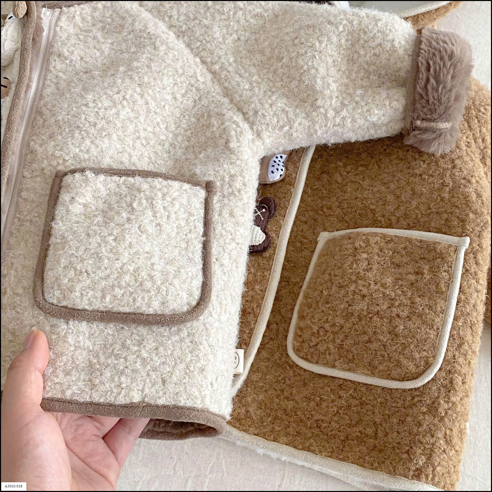 ÁO KHOÁC CÓ MŨ TAI GẤU   Giá sỉ 237k