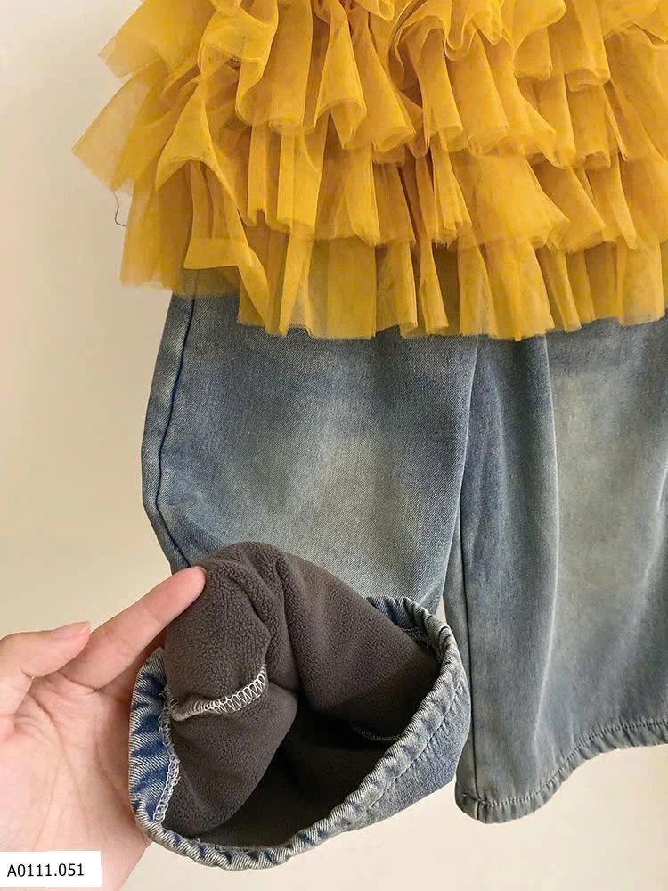 SET ĐỒ THU ĐÔNG JEAN MIX VÁY VOAN BÉ GÁI  Giá sỉ Áo phối khăn choàng: 187k  Jeans phối váy voan: 236k