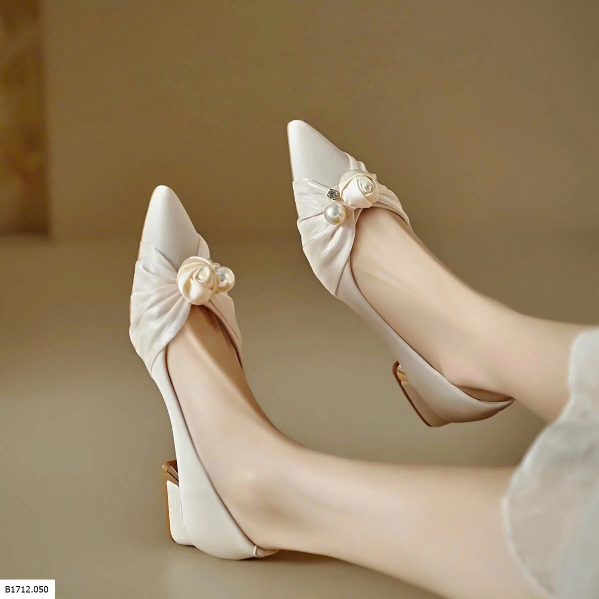 GIÀY ĐẾ BỆT MŨI NHỌN GẮN HOA NỮ  Giá sỉ 195k