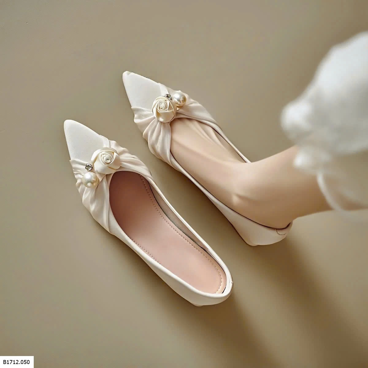 GIÀY ĐẾ BỆT MŨI NHỌN GẮN HOA NỮ  Giá sỉ 195k