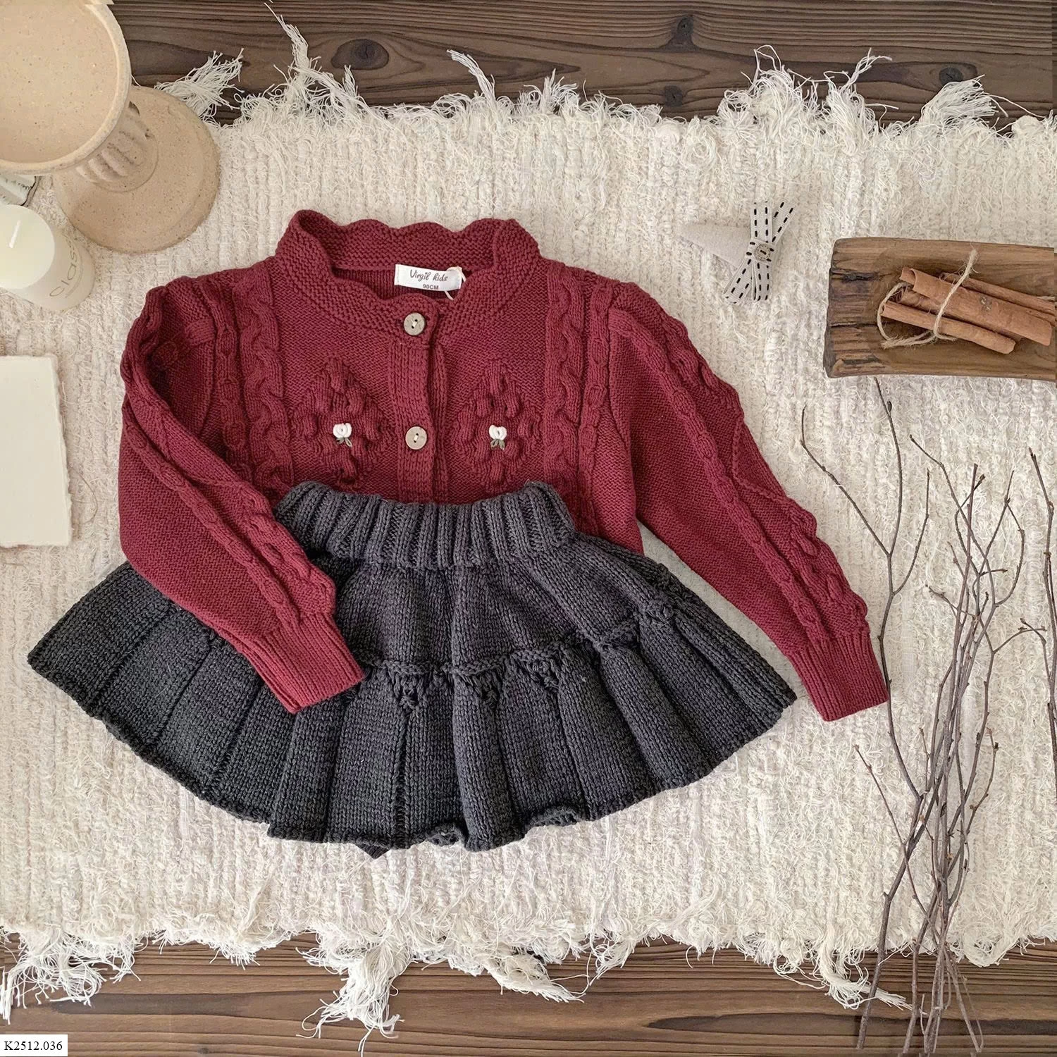 ÁO LEN CARDIGAN ĐỎ MIX CHÂN VÁY áo: 199k  chân váy : 161k 