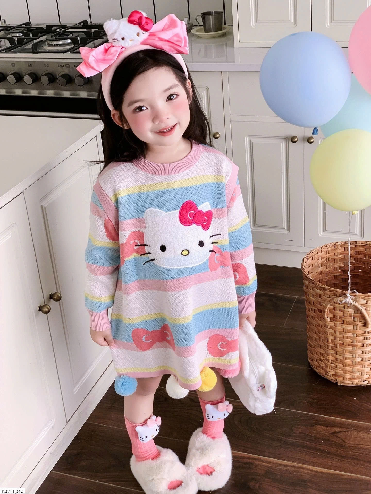 SET HELLO KITTY CHO BÉ Giá sỉ như sau: Váy: 241k  Bờm tóc: 74k  Tất: 62k  Túi: 90k 