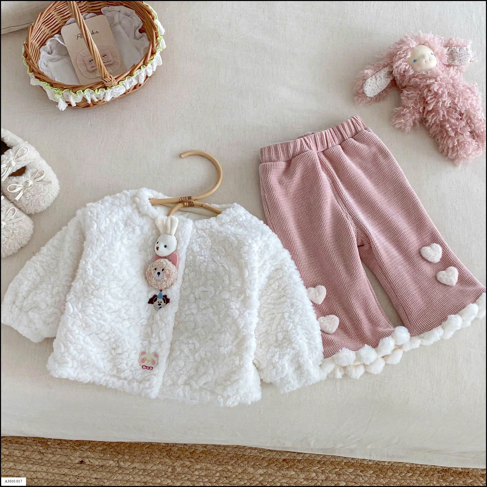 SET ÁO KHOÁC LÔNG MIX QUẦN TRÁI TIM  Giá sỉ áo: 180k  quần: 140k