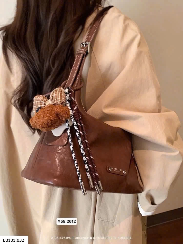 TÚI XÁCH CHIO’2ND KẸP NÁCH KÈM CHARM GẤU NÂU   Giá sỉ 235k