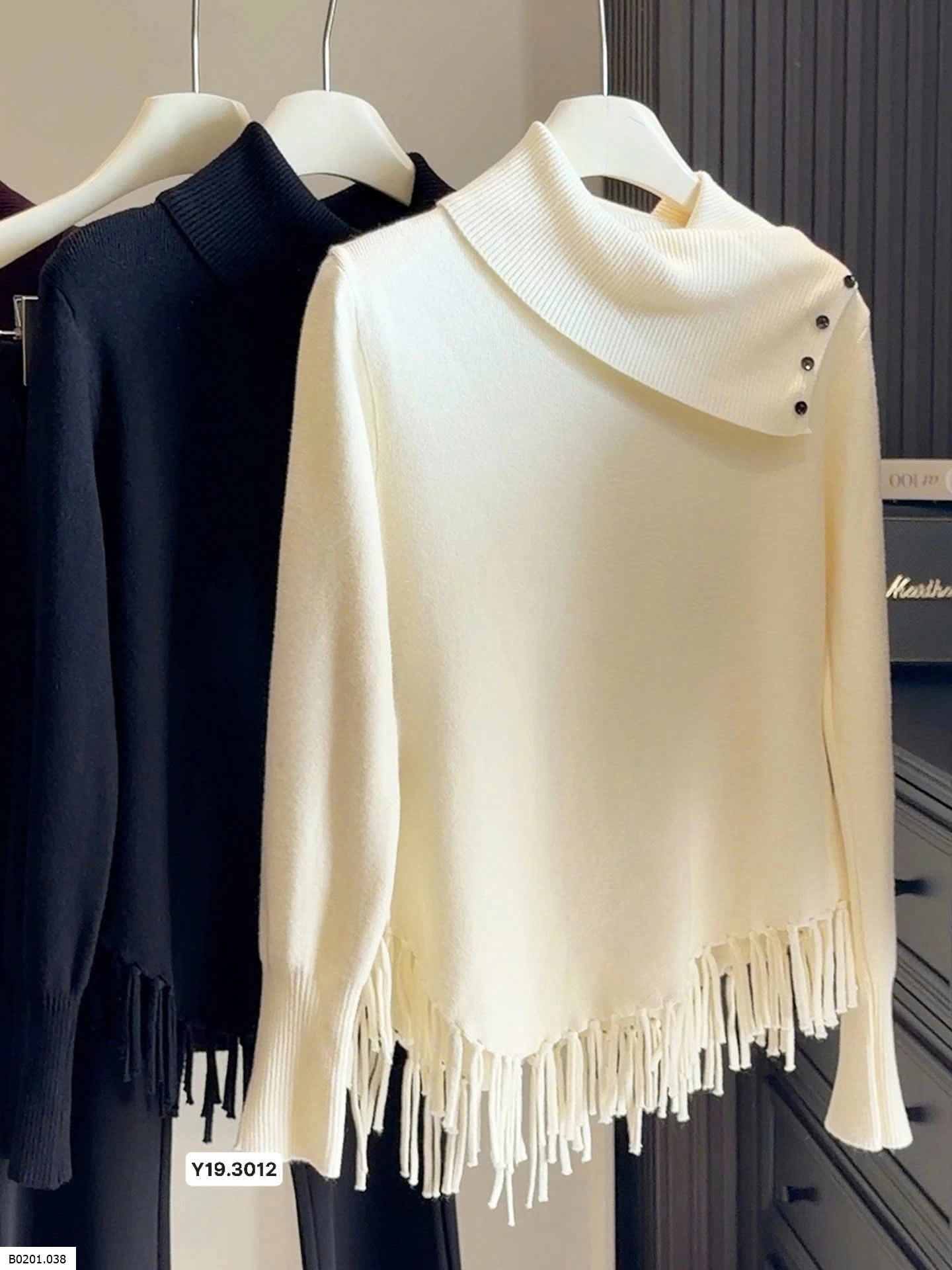 ÁO LEN CỔ BẺ TUA RUA ANNA  Giá sỉ 220k