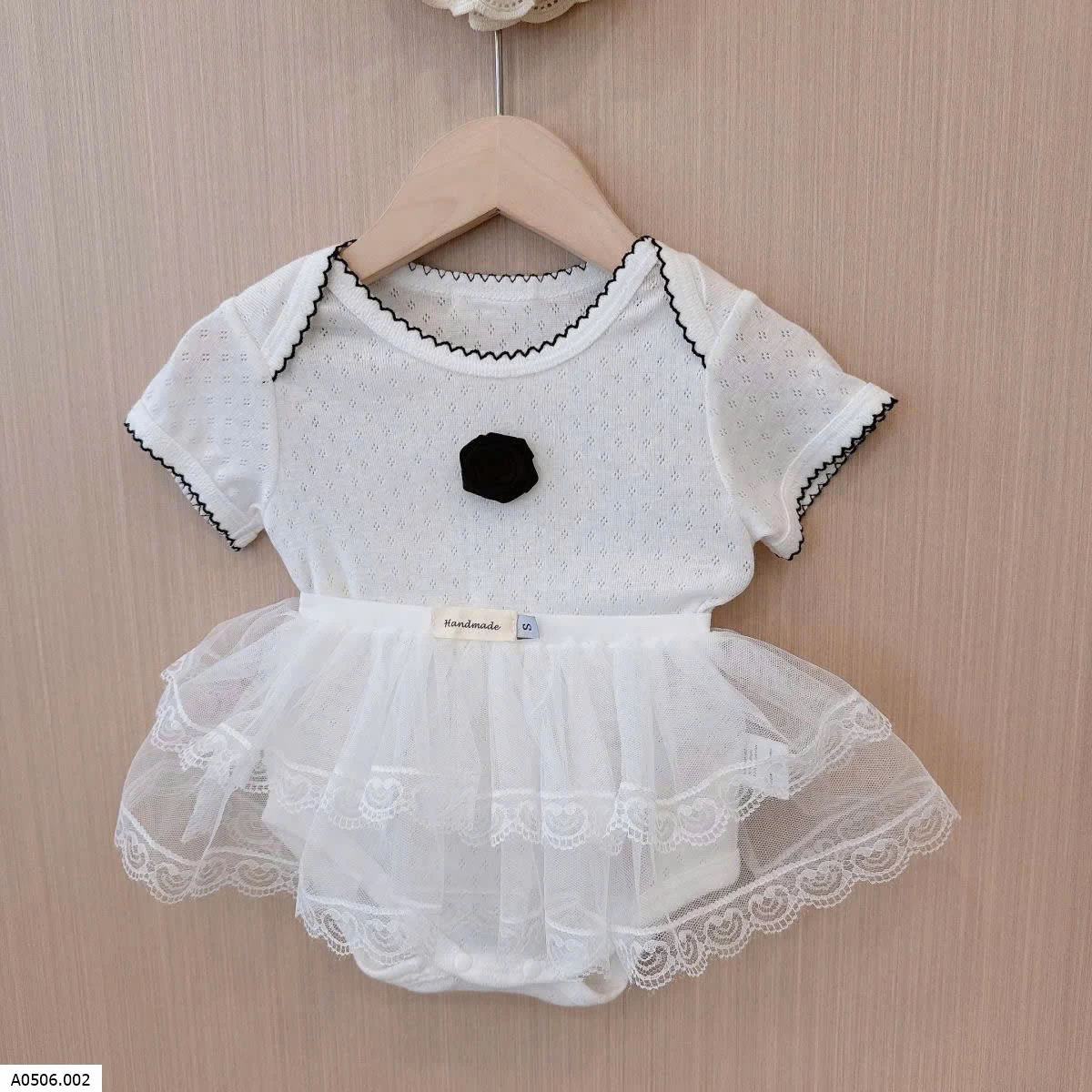 BỘ BODY ĐÍNH HOA MIX CV MINI REN BG    Sỉ  giá  body: 164k  set body + cv ren : 237k 